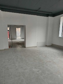 Продаж фасадного приміщення в новому БЦ, ближній центр