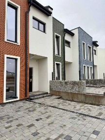 Котедж з переднім та заднім довориком та міськими комунікаціями