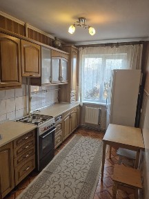 Здається трьохкімнатна квартира в районі Росвигово.