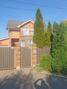 БЕЗ КОМІСІЇ. Будинок з басейном та гаражем