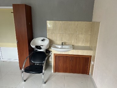 Оренда перукарня косметологія манікюр