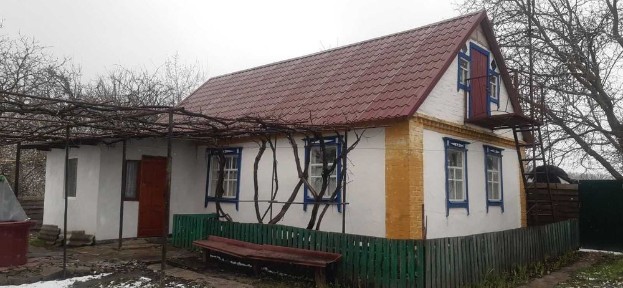 Продається будинок з великою земельною ділянкою у с. Яцьки