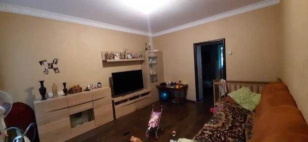 Пропонується до продажу ділянка і частина будинку в районі Дому Меблів