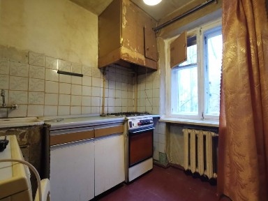 Квартира з трьома кімнатами і підвалом 2 поверх цегляного будинку RD