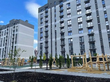 Здана двокімнатна біля парку