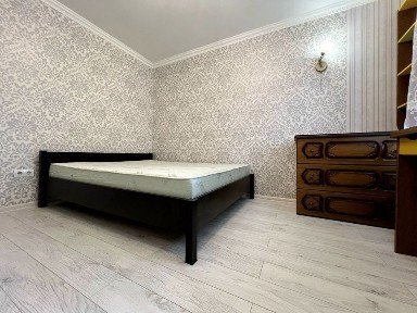 Науки 16, 2 пов, м. Деміївська 10хв пішки, 2 кімнатна