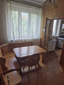 Продаж 3 кімнатной квартири з гаражем в тихому центрі.