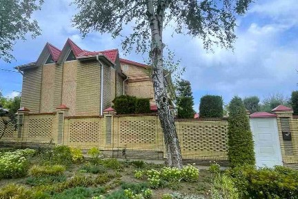 Продається розкішний двоповерховий будинок в центрі.