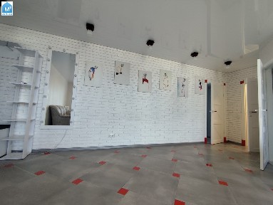 проспект Глушкова 30, з гарним ремонтом, 3 кімнатна