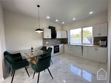 Новий будинок з ремонтом на Осокорках Київ, поруч Дніпро, 7 хв метро