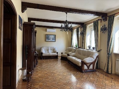 Продам чудовий, практичний і просторий будинок у центрі міста