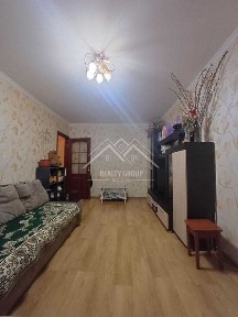 Продаж 2 кімн. квартири по вул. Космонавтів з меблями 3/5 не прохідна.