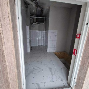 ЖК Варшавський, Підвал з ремонтом, фасадний вхід, сусід Аптека