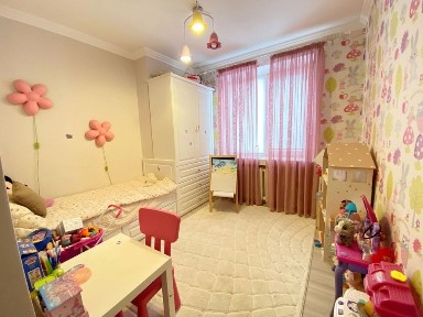 Продається в Центрі простора 4 к. квартира