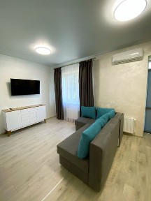 Погодинно. Подобово. & ЖК ТЕАТРАЛЬНИЙ Простора студія