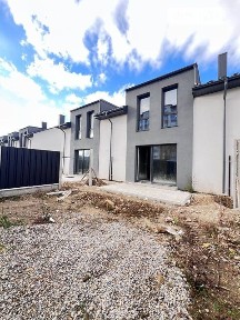 Продаж 2 поверхового таунхауса з ділянкою на 1.6 сотки, 125 кв. м, 4 кімнати, на вул. Місячна • ID 33701826