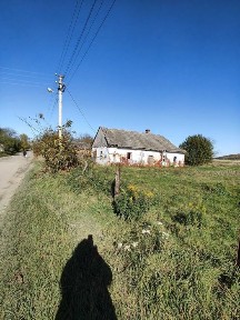 Понад 40 соток землі зі старим будинком в мальовничому селі.