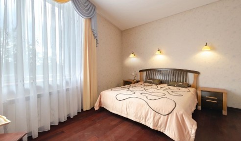 Оренда будинку для сім'ї, Гараж. Поруч парк