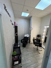 Здам робоче місце перукарю пів місяця