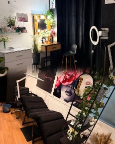 Оренда робочого місця. Кушетка візажний стіл. Ахматової Драгоманова