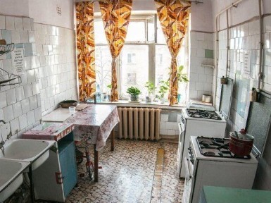 КОМПОСЛ. ВРАХОВАНО 1 кімн. в сімейному гуртожитку. Є пральна маш.