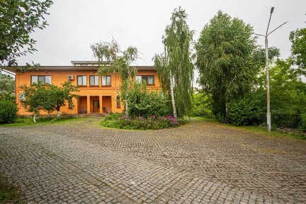 Приватна резиденція на березі Десенкі, 10 буд. 1,5га