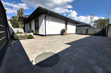 Одноповерховий будинок з ремонтом в котеджному містечку