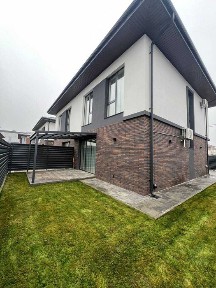 Дуплекс з ремонтом, меблями та підвалом у передмісті Києва