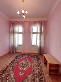 Продається три кімнатна квартира. Центр