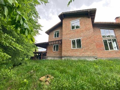 Будинок з початковим ремонтом в мальовничому місці!