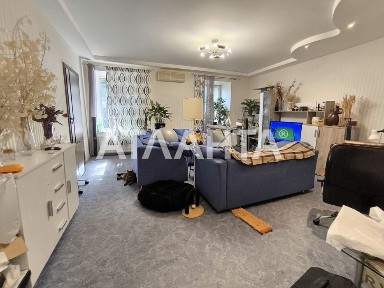 Продам 3 комнатная с капремонтом со своим Двором Центр