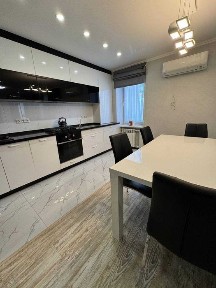 Шикарна стильна 3кімнатна квартира з ремонтом в цегляному будинку