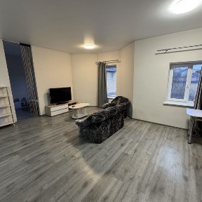 Половки частина будинку з місцем для авто