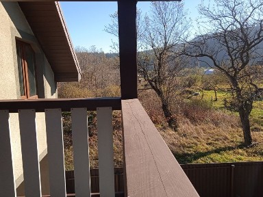 Новобудова, будинок поряд з горами та лісом