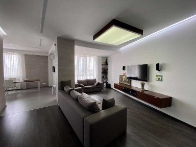 Простора квартира. Нагорка. 3 окремі спальні. Паркінг.