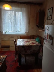 Продається 3-х кімнатна квартира на початку Богунії. Жилий стан.