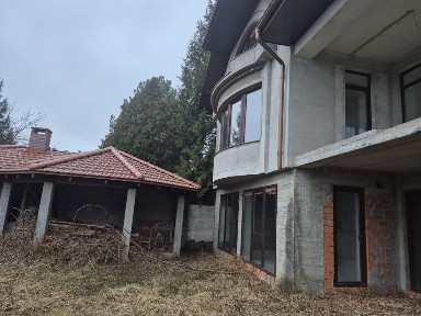 Продаж добротного будинку поруч центр міста.