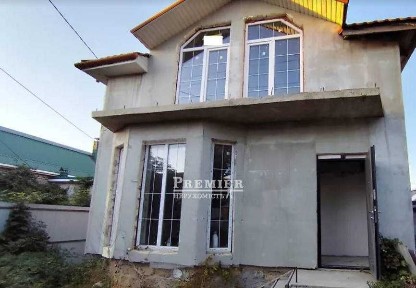 Двоповерховий приватний будинок з двором та парковкою