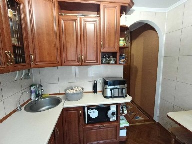 Трикімнатна квартира з ремонтом та меблями на зручному поверсі