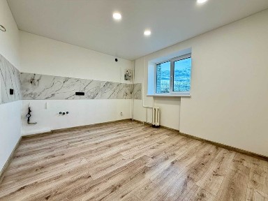 Продаж 1-кім квартири, переобладнаної в 2-кім, з iPhone 17 Pro Max