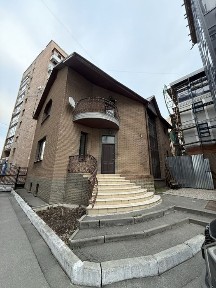 Оренда окремо стоячої будівлі в центрі міста біля метро Університет