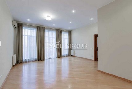 Продаж 4-кімнатної дворівневої квартири на Дарвіна / Історичний центр