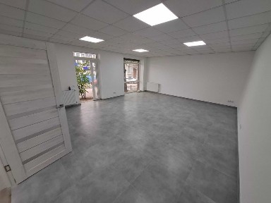 Магазин - офіс на вул. Олени Степанівни 50. Фасадний вхід