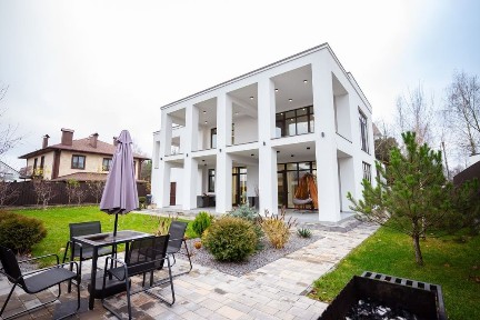 Продається шикарний 4 кімнатний Будинок на Окружному Масиві.