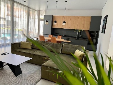 Красивий новий будинок на Костанді. Басейн.