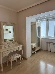 Трикімнатна. Комарова.