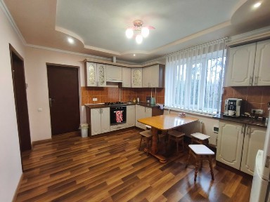 Продаж заміського будинку