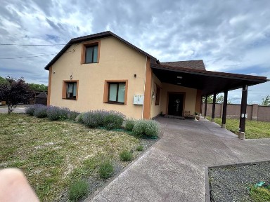 Продається просторий двоповерховий будинок з ремонтом біля Калуша