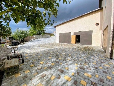 Будинок 295 м з майстернею та гаражем.