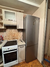 Квартира тепла, з високими стелями понад 3 метри.